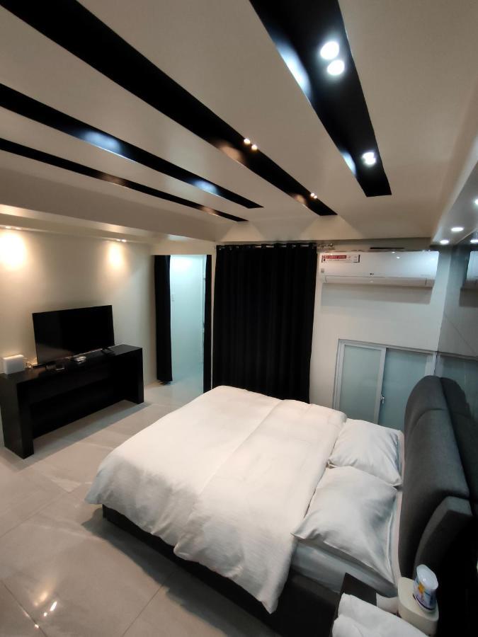 Burgundy Mckinley Place Service Apartment مانيلا المظهر الخارجي الصورة