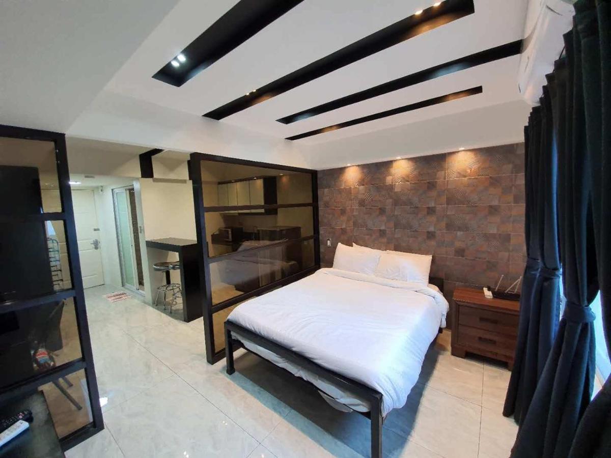Burgundy Mckinley Place Service Apartment مانيلا المظهر الخارجي الصورة