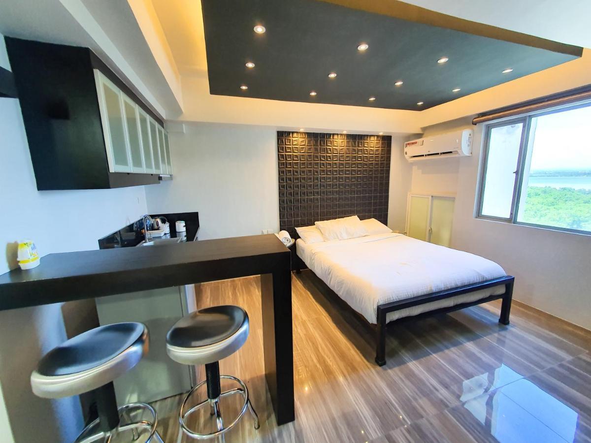 Burgundy Mckinley Place Service Apartment مانيلا المظهر الخارجي الصورة