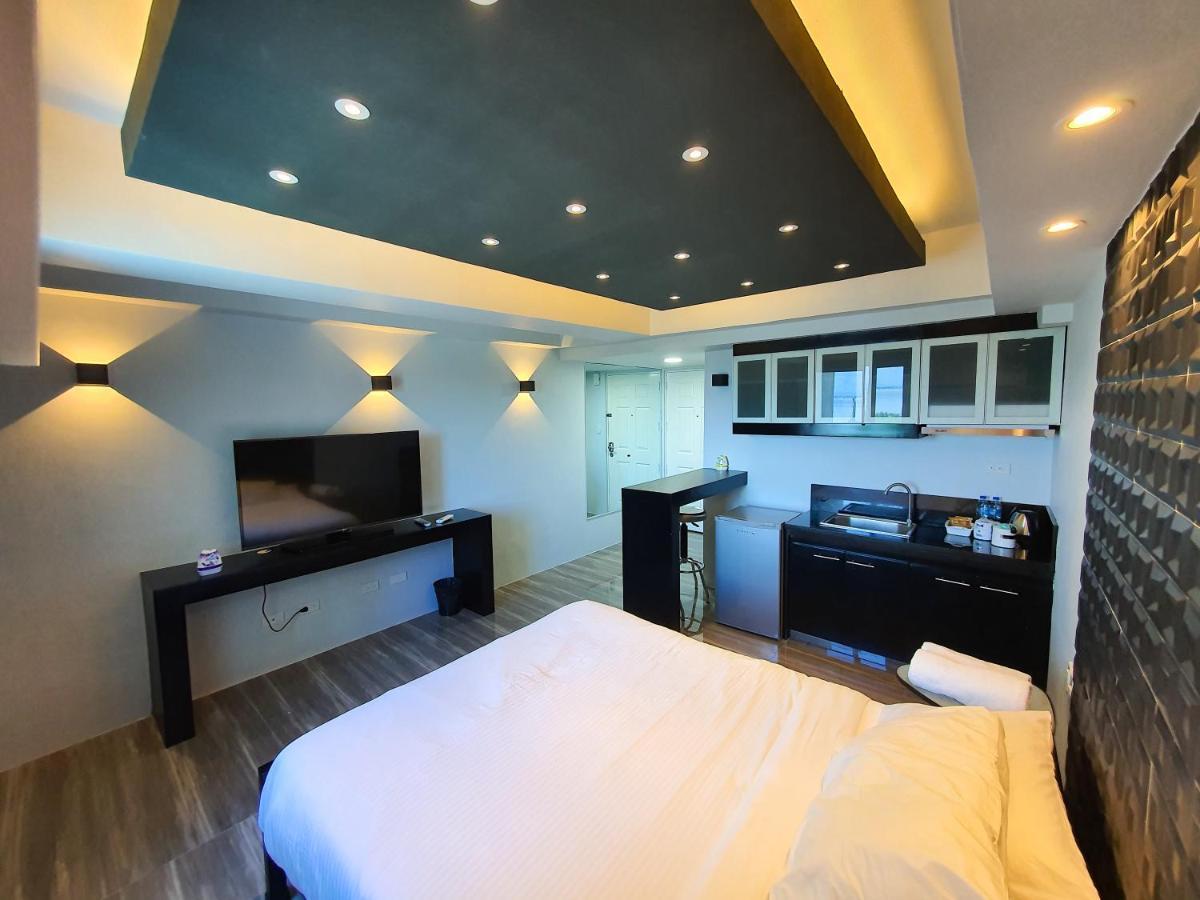 Burgundy Mckinley Place Service Apartment مانيلا المظهر الخارجي الصورة