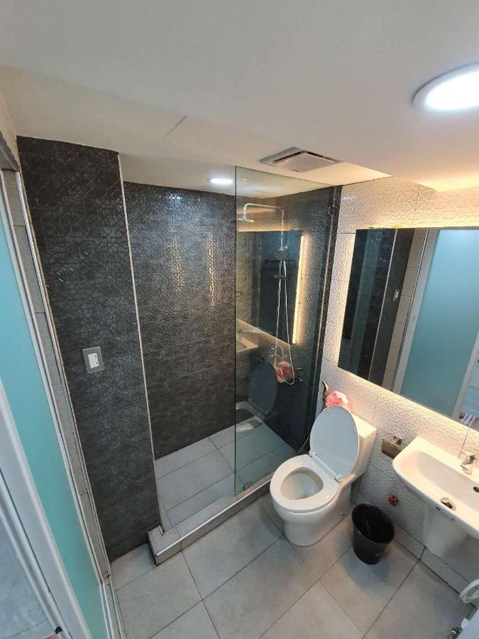 Burgundy Mckinley Place Service Apartment مانيلا المظهر الخارجي الصورة