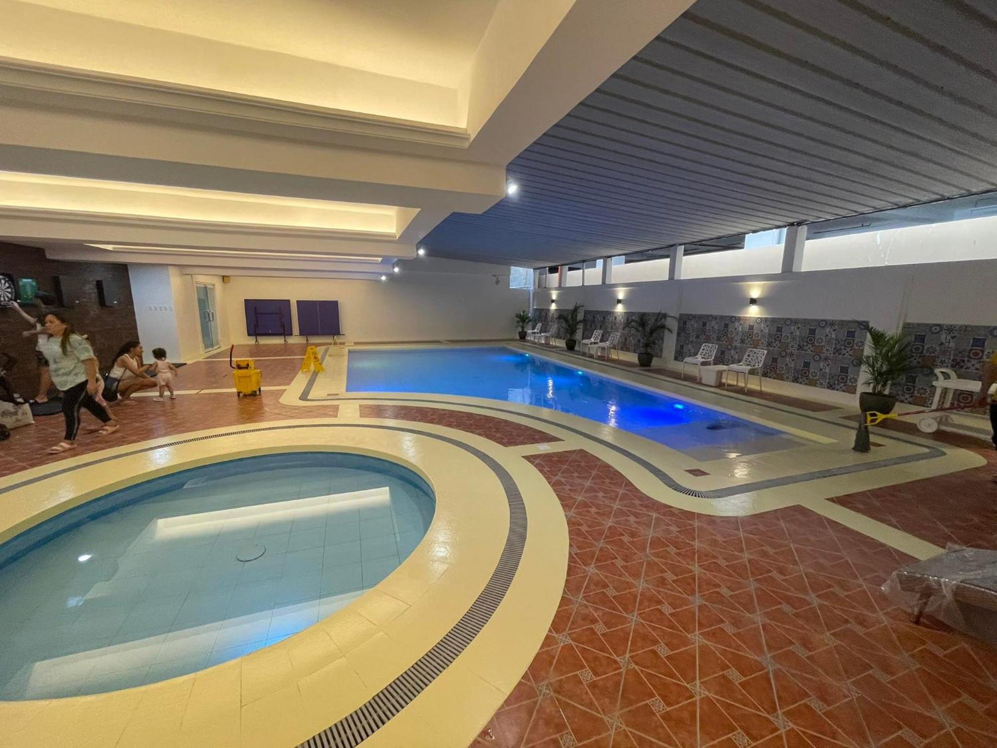 Burgundy Mckinley Place Service Apartment مانيلا المظهر الخارجي الصورة