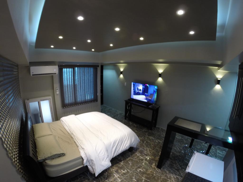 Burgundy Mckinley Place Service Apartment مانيلا المظهر الخارجي الصورة