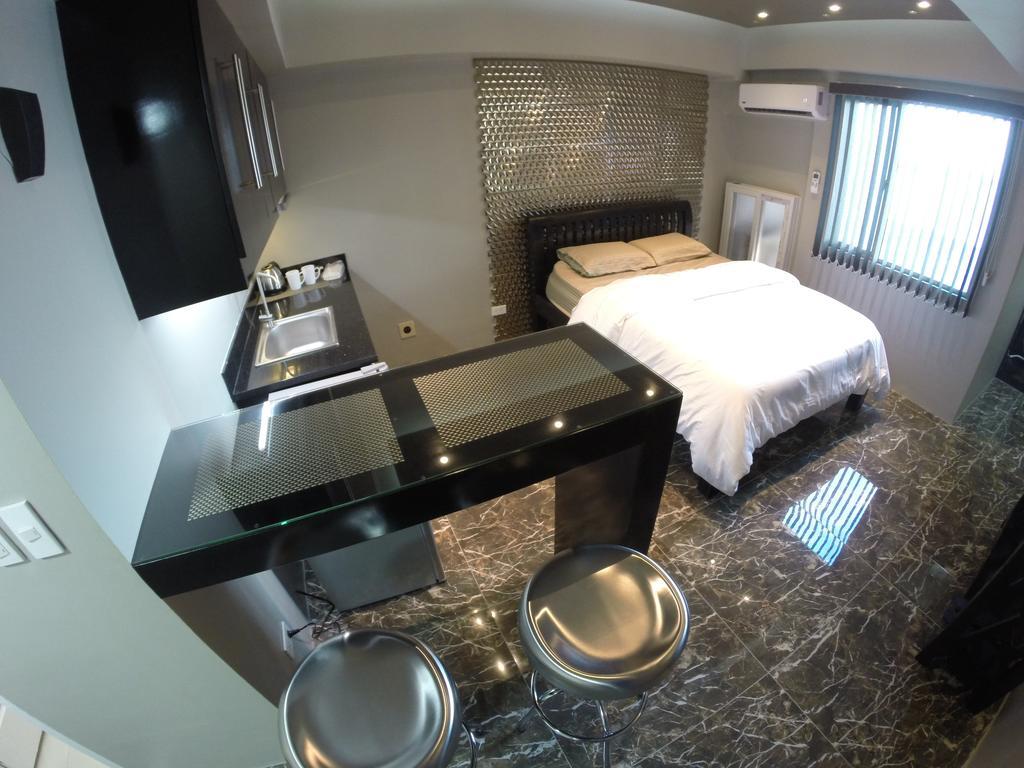 Burgundy Mckinley Place Service Apartment مانيلا المظهر الخارجي الصورة