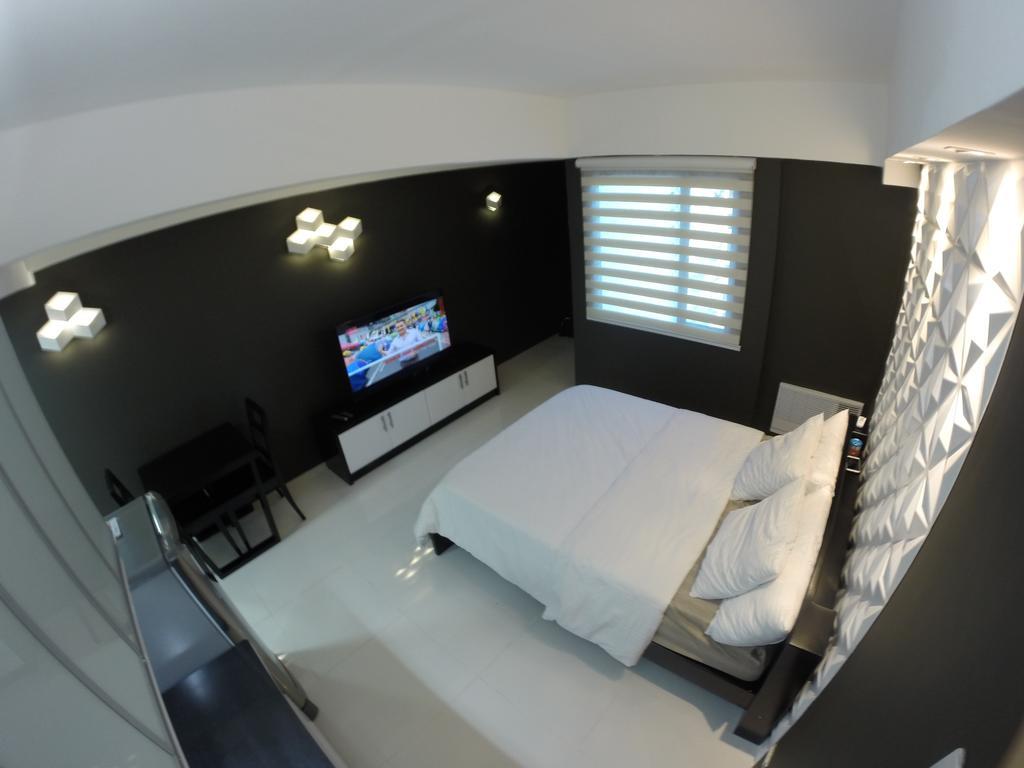 Burgundy Mckinley Place Service Apartment مانيلا المظهر الخارجي الصورة
