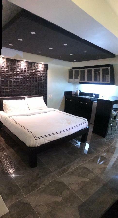 Burgundy Mckinley Place Service Apartment مانيلا المظهر الخارجي الصورة